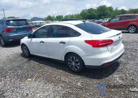 2015 Ford Focus S z USA, uszkodzony, nr VIN 1FADP3E2XFL224267
